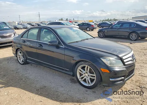 2013 Mercedes-Benz C 250 z USA, uszkodzony, nr VIN WDDGF4HB0DR256205